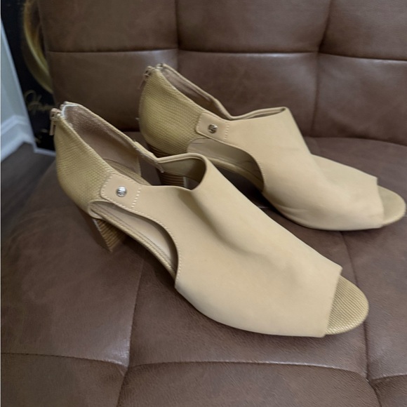 Giani Bernini Cream Heels with Peep-Toe Design - Picture 2 of 4